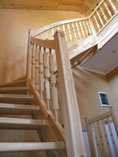 Продам: Лестницы из массива древесины