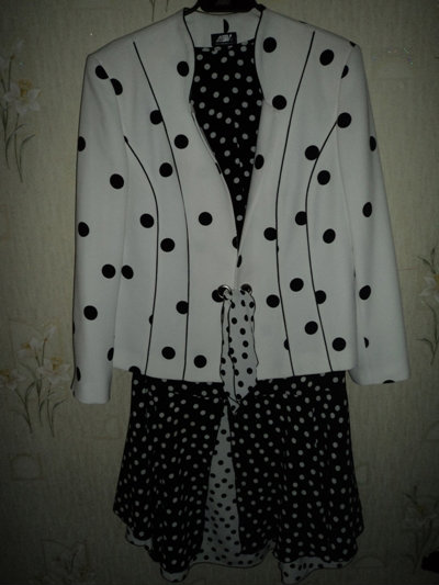Продам: Женский костюм (блузка+юбка+пиджак) на 5