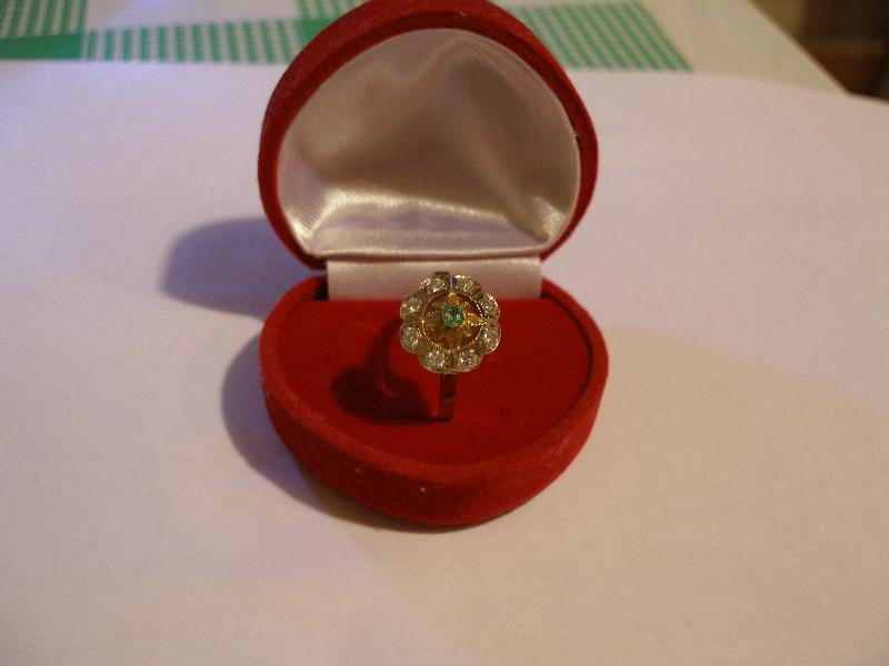 Продам: кольцо с бриллиантами и изумрудом