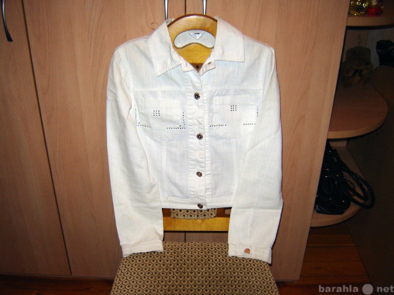 Продам: Белая тканевая куртка, пиджак 40р