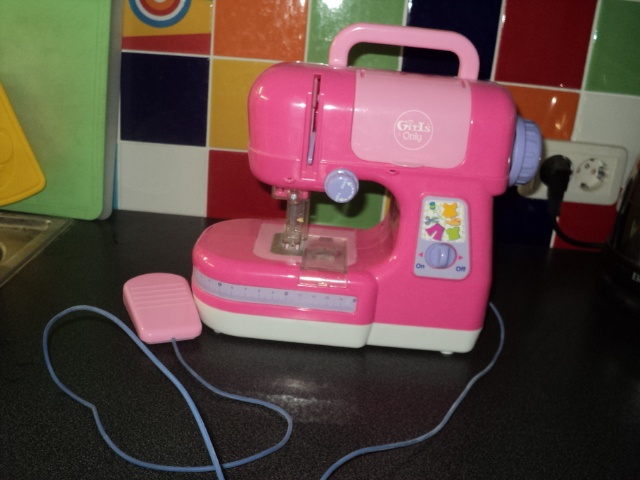 Продам: швейная машинка детская (игрушки)