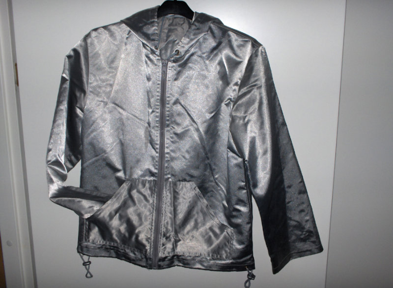 Продам: Куртка-ветровка на подкладке р. 38
