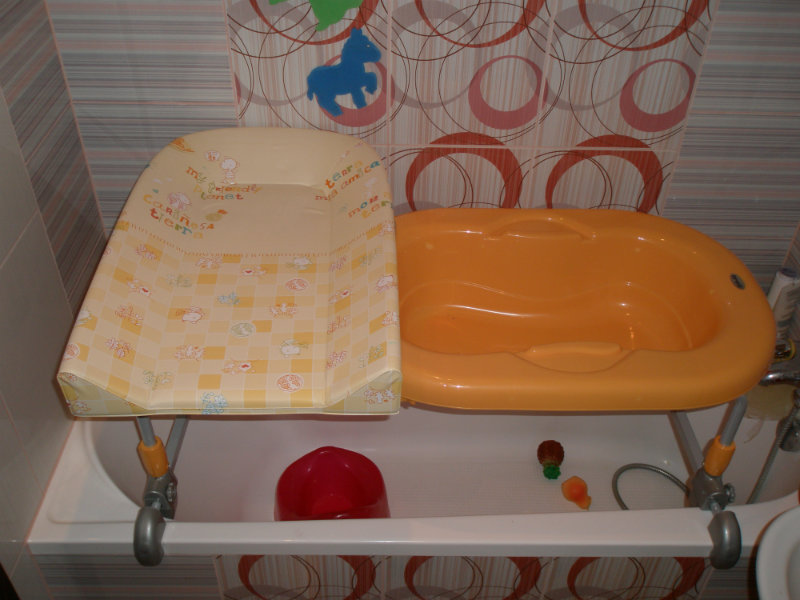 Продам: Ванночку brevi с пеленальным столиком