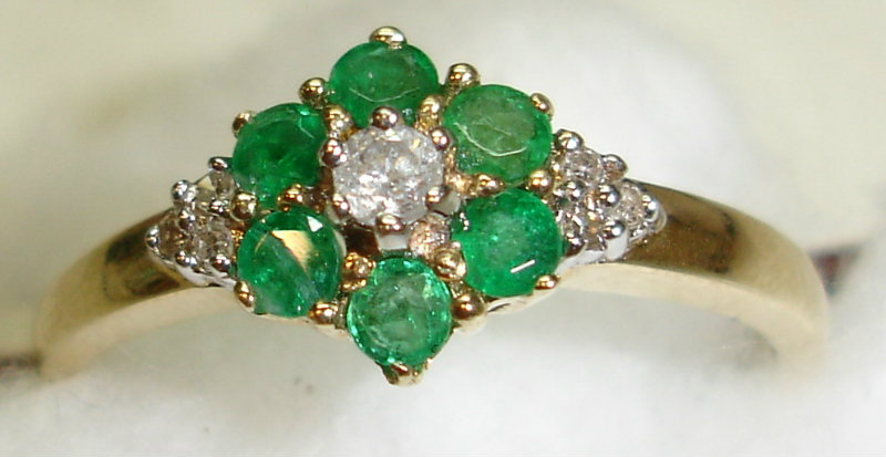Продам: Кольцо с бриллиантами изумрудами