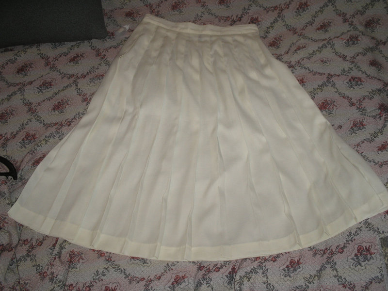 Продам: Белая юбка в складочку 50 размера