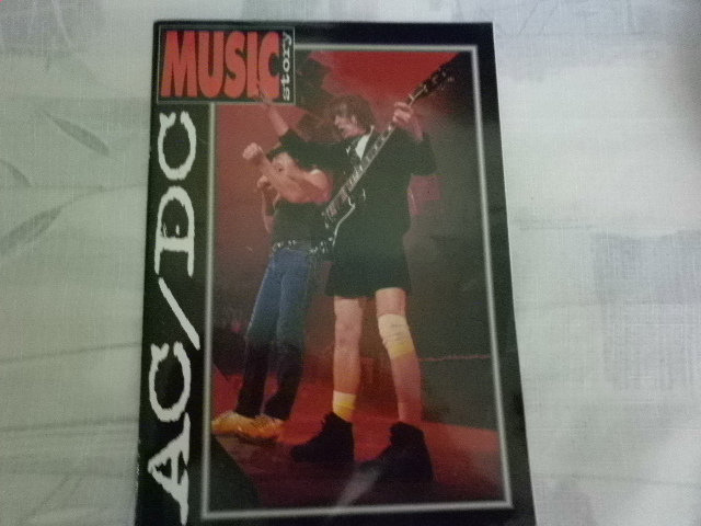 Продам: Иллюстрированную историю группы AC/DC