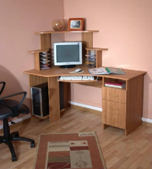Продам: Компьютерный стол "Бумеранг"