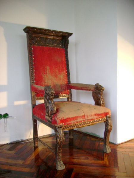 Куплю: Кресло с подлокотниками