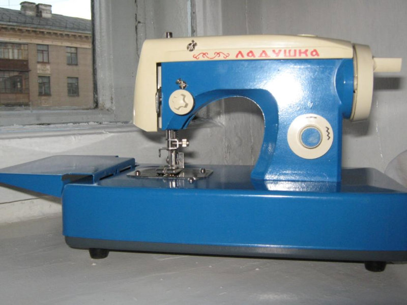 Продам: Детская швейная машина ДШМ4