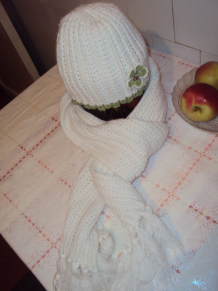Продам: комплект шапка с шарфом