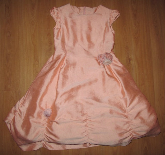 Продам: платье для девочки 5-6 лет