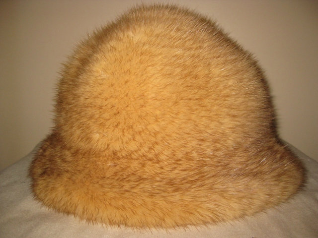 Продам: Продам норковую вязаную шапку бежевого ц