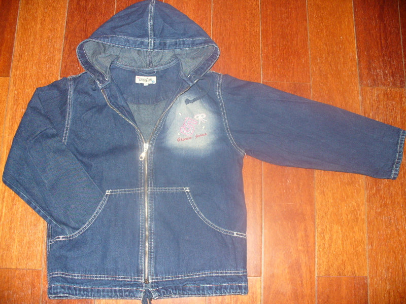 Продам: Новая джинсовая курточка GJ на рост 128
