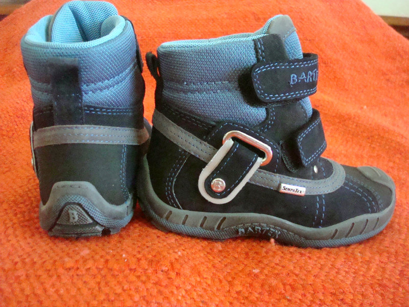 Продам: детские новые ботинки зимние 2400руб