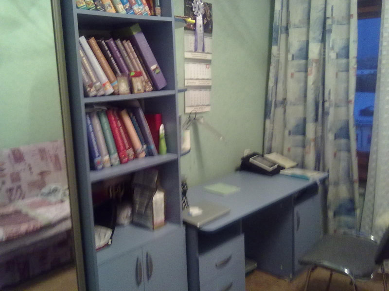 Продам: шкаф-купе, шкаф под книги, комод и стол