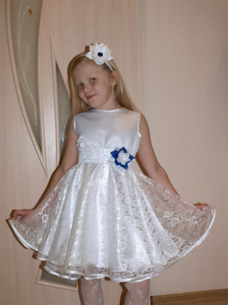 Продам: Платье нарядное для девочки 3-5 лет
