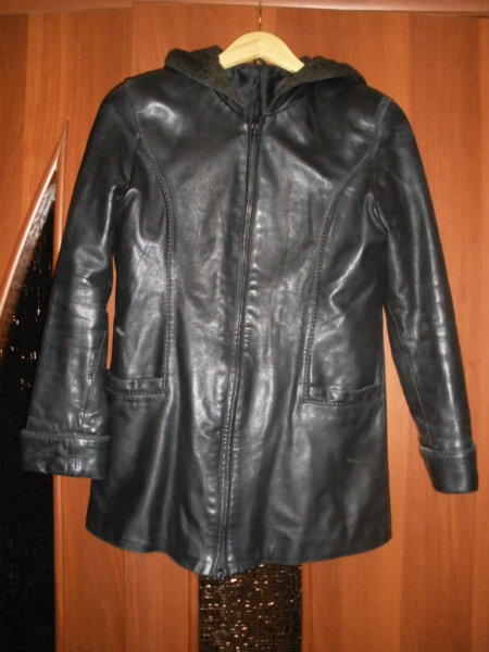 Продам: кожаную куртку женскую весна-осень
