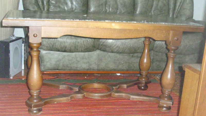 Продам: Старинный журнальный столик дерево