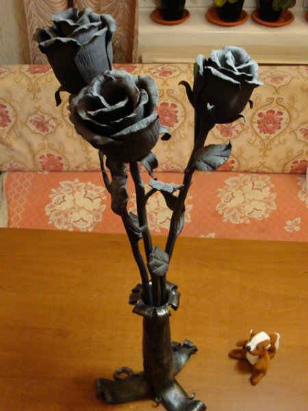 Продам: Кованые цветы 3 розы в кованой вазе