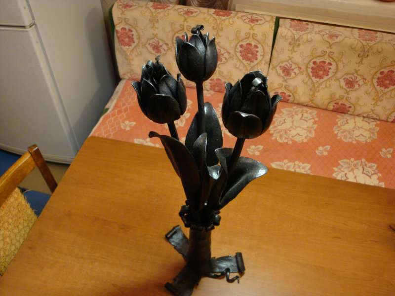 Продам: Кованые цветы 3 тюльпана в кованой вазе