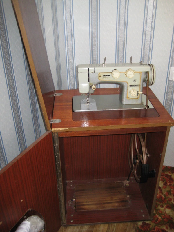 Продам: швейная машинка НОЖНАЯ с тумбой