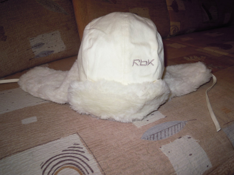 Продам: Продам белую спортивную шапку-ушанку