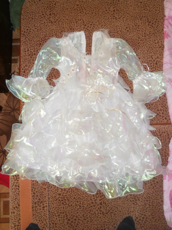 Продам: Платье праздничное белое
