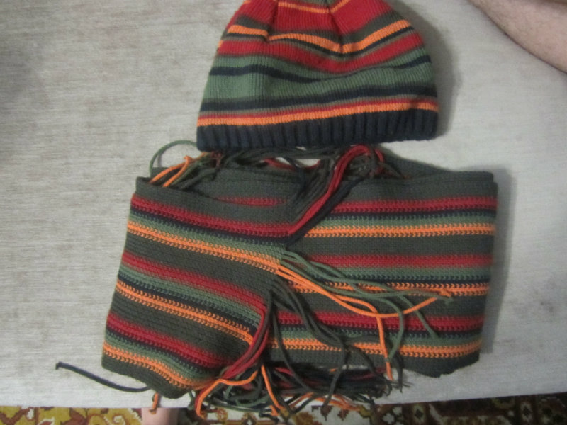 Продам: женская шапка с шарфом