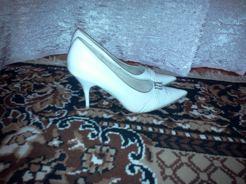 Продам: Свадебные туфли, цв белый, 38 размер