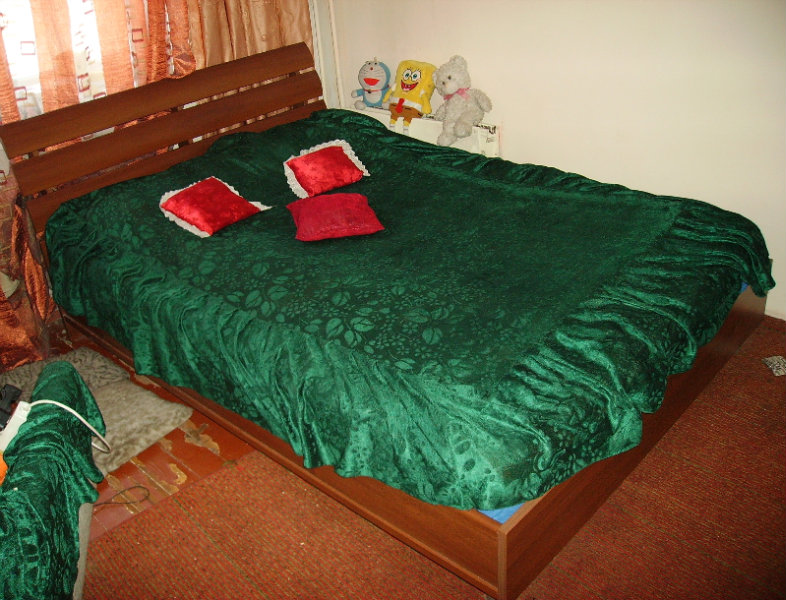 Продам: Двуспальная кровать+матрац