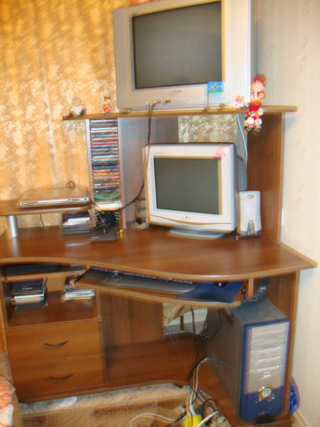 Продам: компьютерный стол угловой