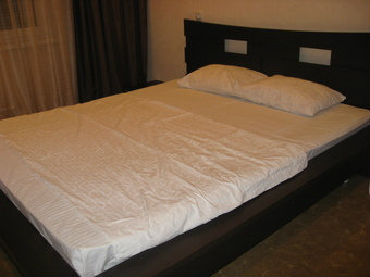 Продам: кровать с матрасом и 2 тумбы