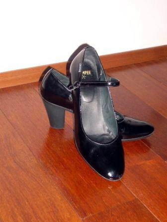 Продам: лаковые черные туфли Camper