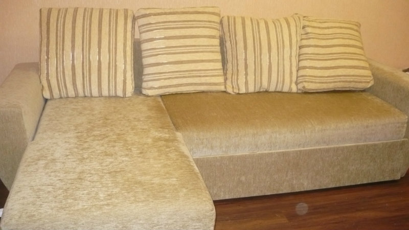 Продам: угловой диван светло бежевого цвета