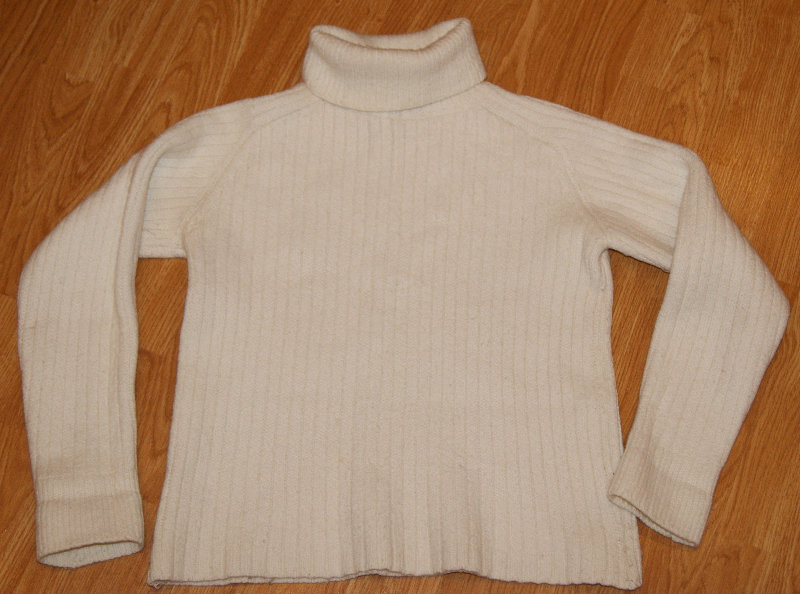 Продам: Теплый белый свитер размер 46