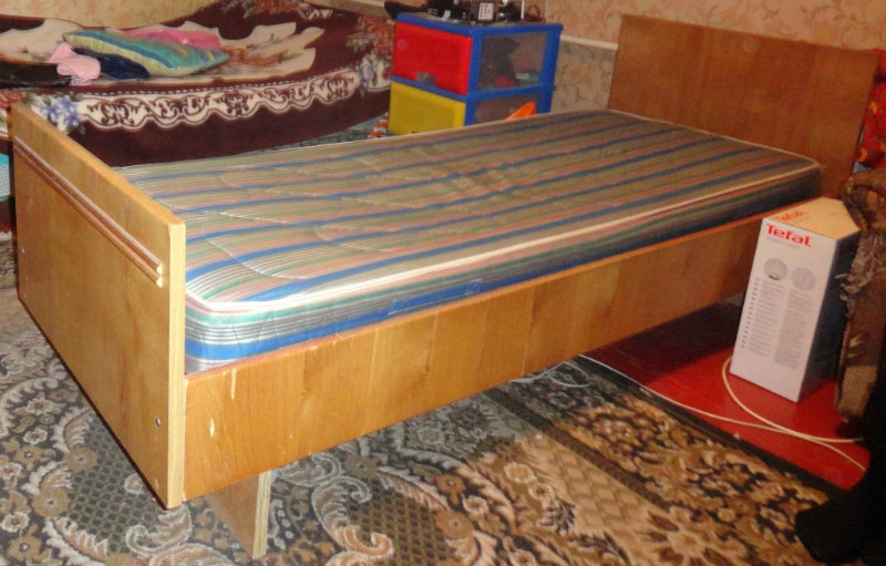 Продам: Кровать односпальная с матрацем.