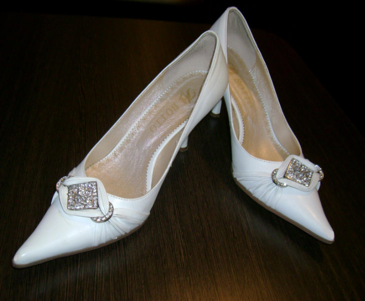 Продам: Белые свадебные  туфли