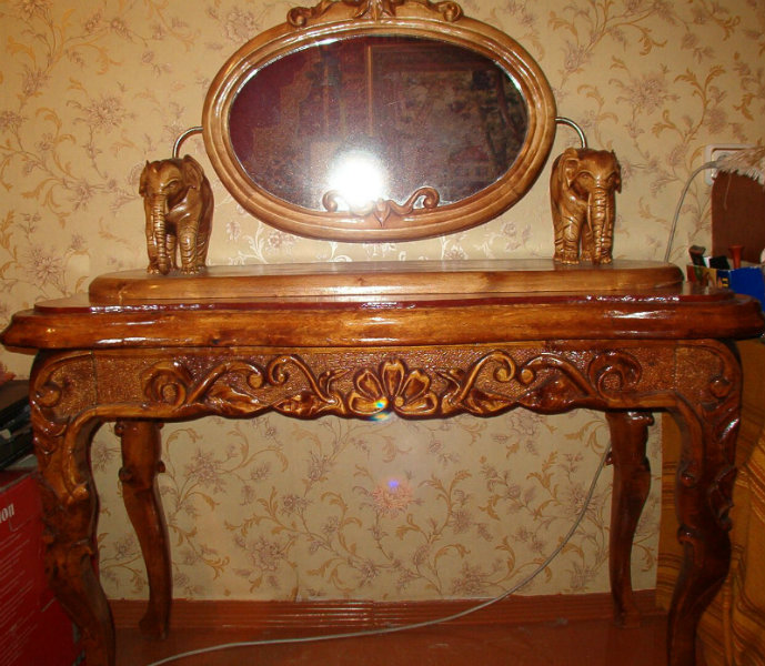 Продам: Резной деревянный стол и зеркало. Лак.