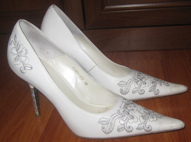 Продам: Белые свадебные туфли.