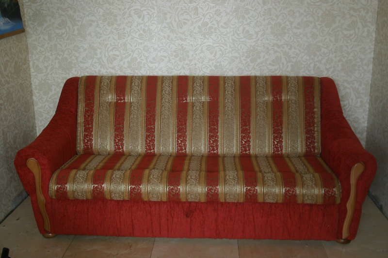 Продам: диван красно-золотой