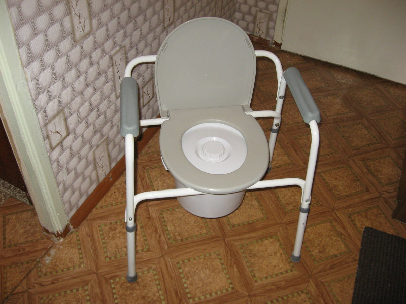Авито стул туалет. Кресло-туалет складное Nova TN-402 (Р). Кресло туалет кт810м юкигрупп. Кресло-туалет Moretti rh780 до 130 кг. Деревянное кресло туалет.