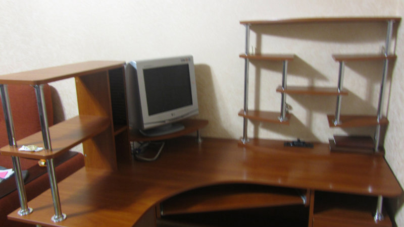 Продам: Угловой компьютерный стол + полочка