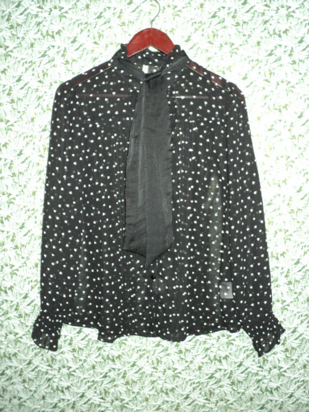 Продам: блузка - 550 руб, футболка - 200руб