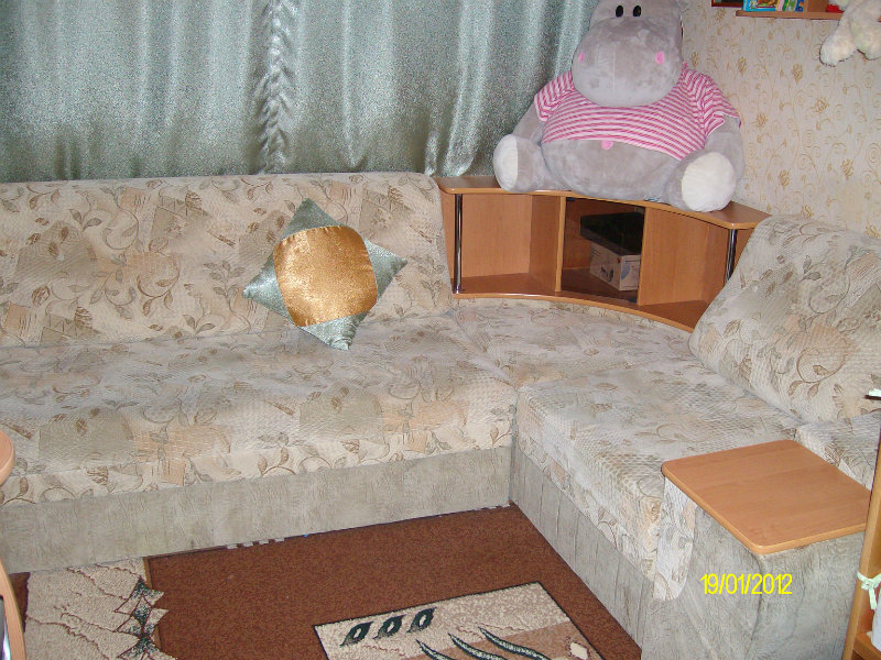 Продам: диван угловой с выкатным столиком в комп