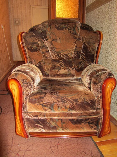 Продам: Набор мягкой мебели (два кресла и диван)