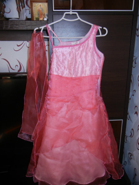 Продам: Платье 2 шт 140-146 и 146-154см