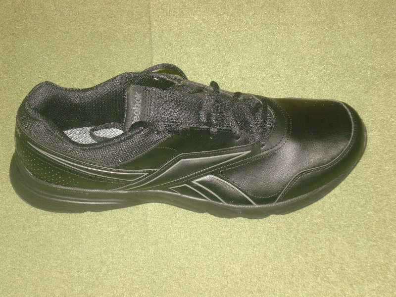 Продам: Новые черные мужские кроссовки