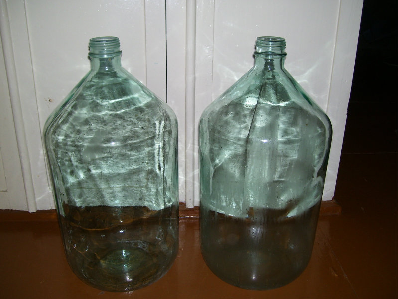 Продам: две стеклянных бутыли, объемом 20 литров