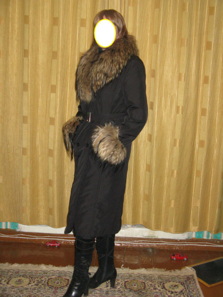 Продам: Плащ-пальто с мехом енота