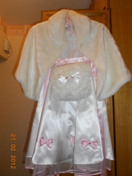 Продам: Платье с меховой накидкой и муфтой